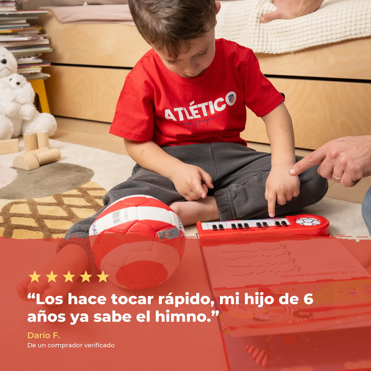 Un adulto y un niño tocando juntos el Piano Libro del Atlético de Madrid, sobre una reseña de cinco estrellas de un comprador verificado.