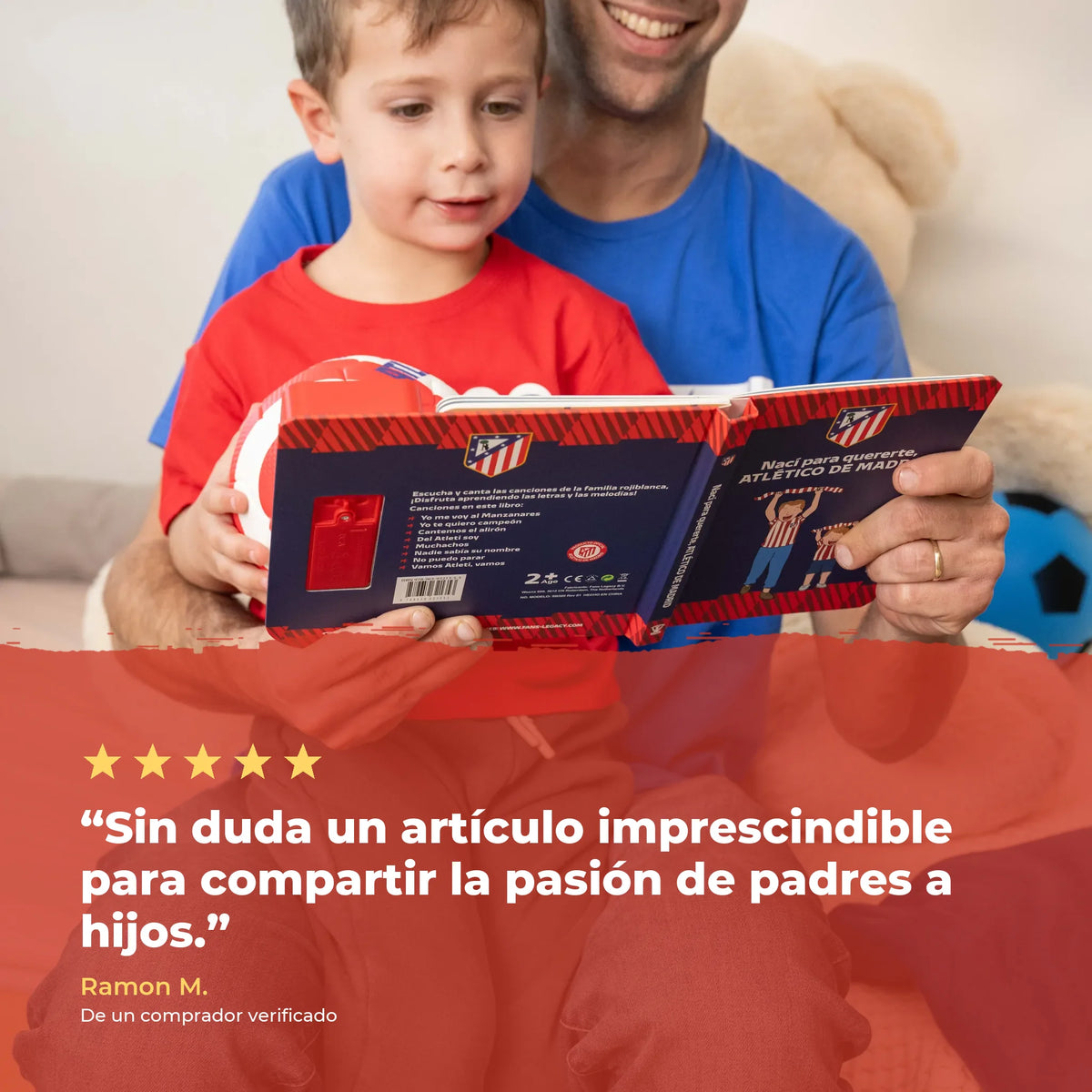 Un padre y su hijo leyendo juntos el Libro Musical del Atlético de Madrid, sobre una reseña de cinco estrellas de un comprador verificado.