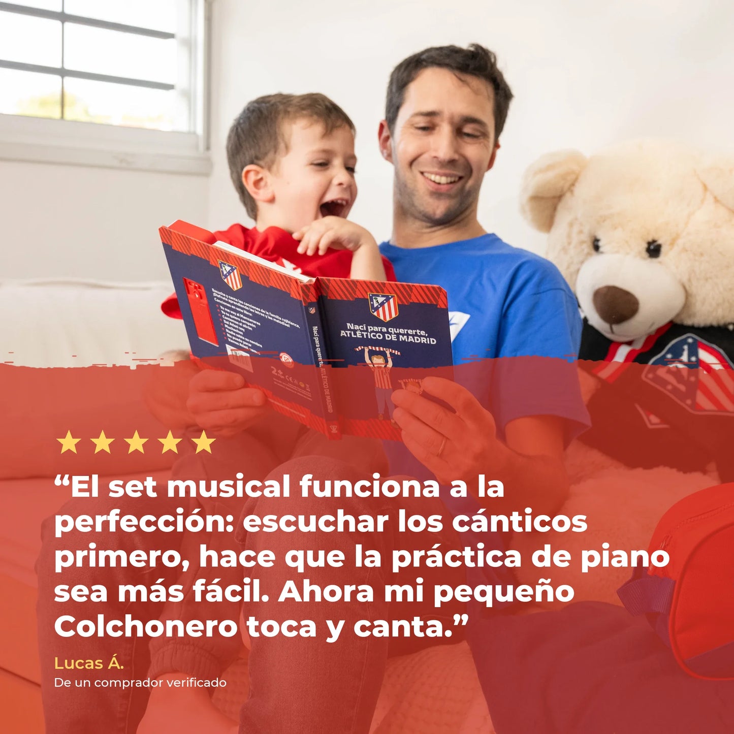 Un padre y su hijo en el sofá leyendo juntos el Libro Musical del Atlético de Madrid, sobre una reseña de cinco estrellas de un comprador verificado.