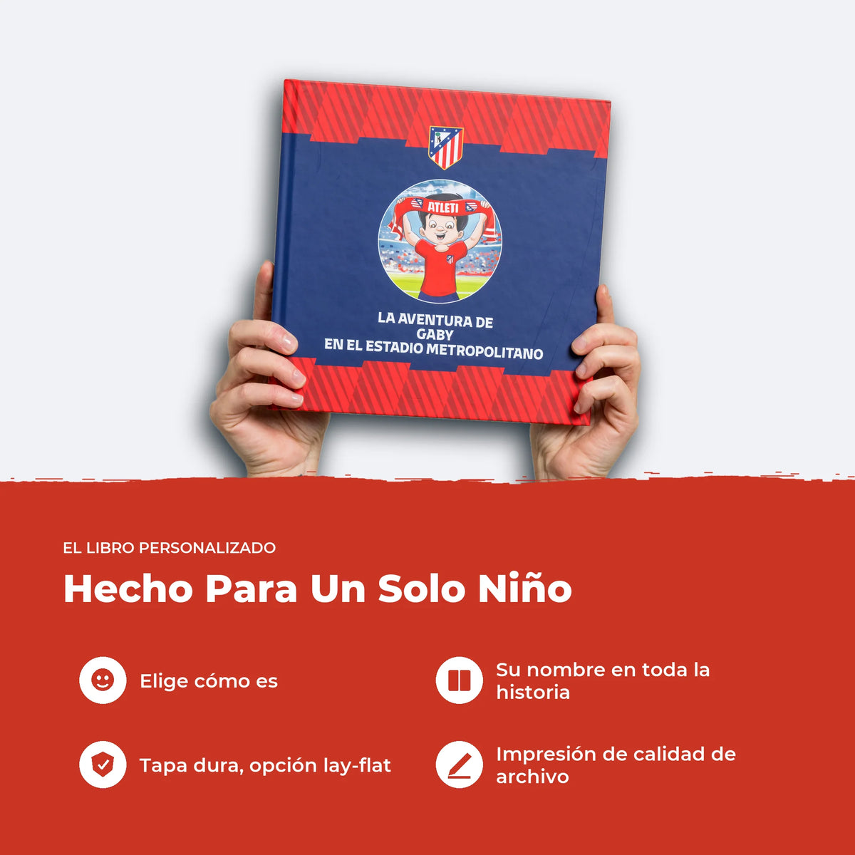 Dos manos sosteniendo el libro personalizado del Atlético de Madrid, que muestran su tamaño, con cuatro características al lado.