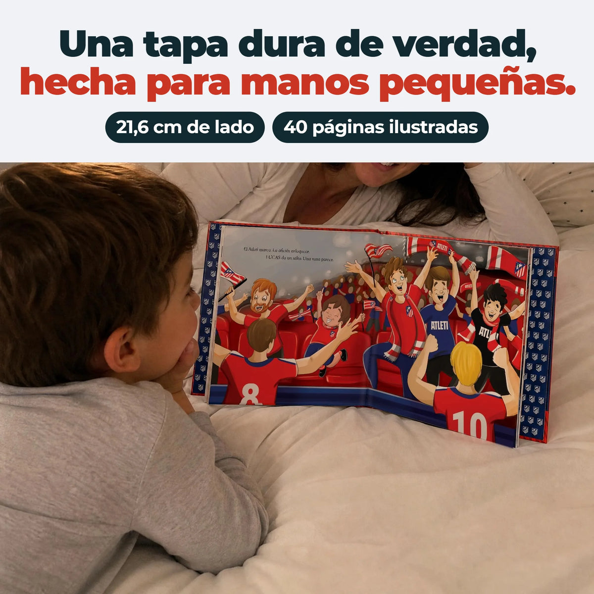 Un bambino a letto legge con la mamma il suo Libro Personalizzato dell'Atlético de Madrid, aperto sulla pagina della tribuna.