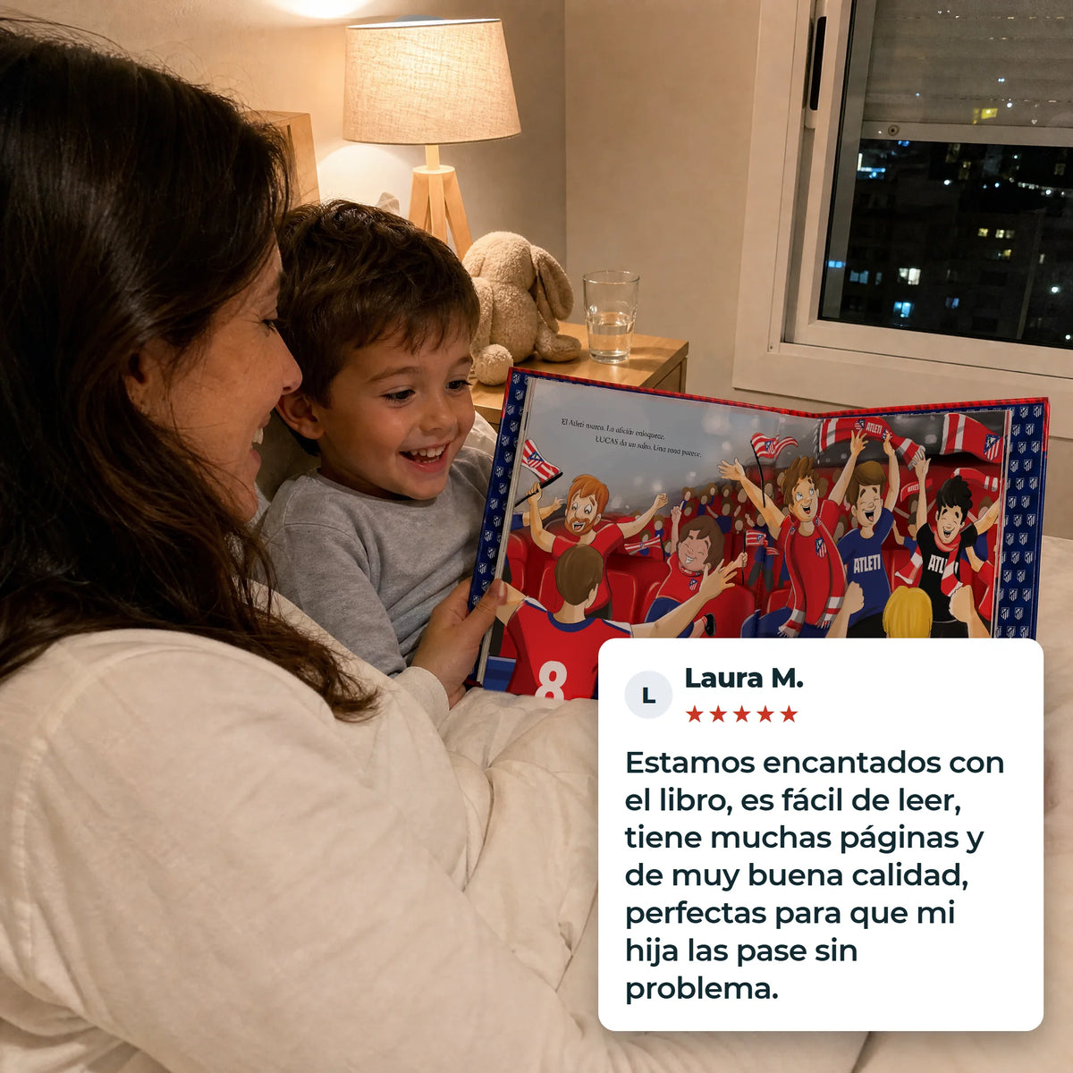 Una madre e suo figlio leggono insieme il Libro Personalizzato dell'Atlético de Madrid, con una recensione a cinque stelle di un cliente.
