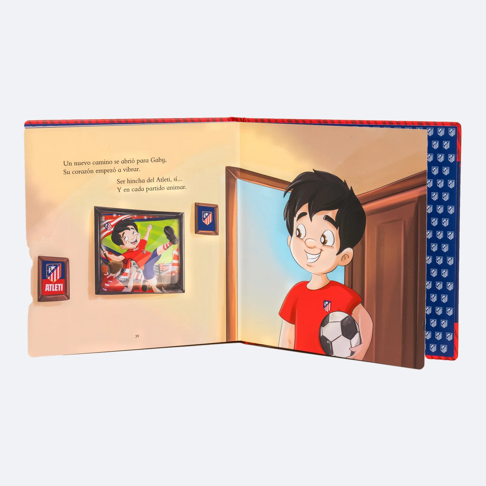 El libro personalizado de pie y abierto en la primera doble página, con el personaje del niño en la puerta de su habitación.