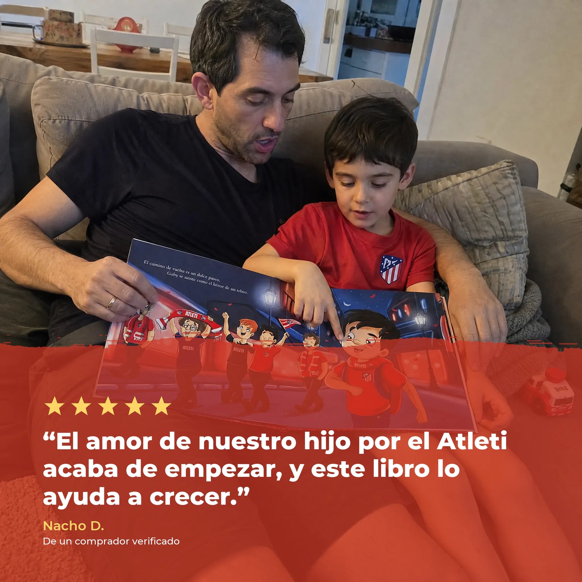 Un padre y su hijo leyendo juntos el libro personalizado del Atlético de Madrid, sobre una reseña de cinco estrellas de un comprador verificado.