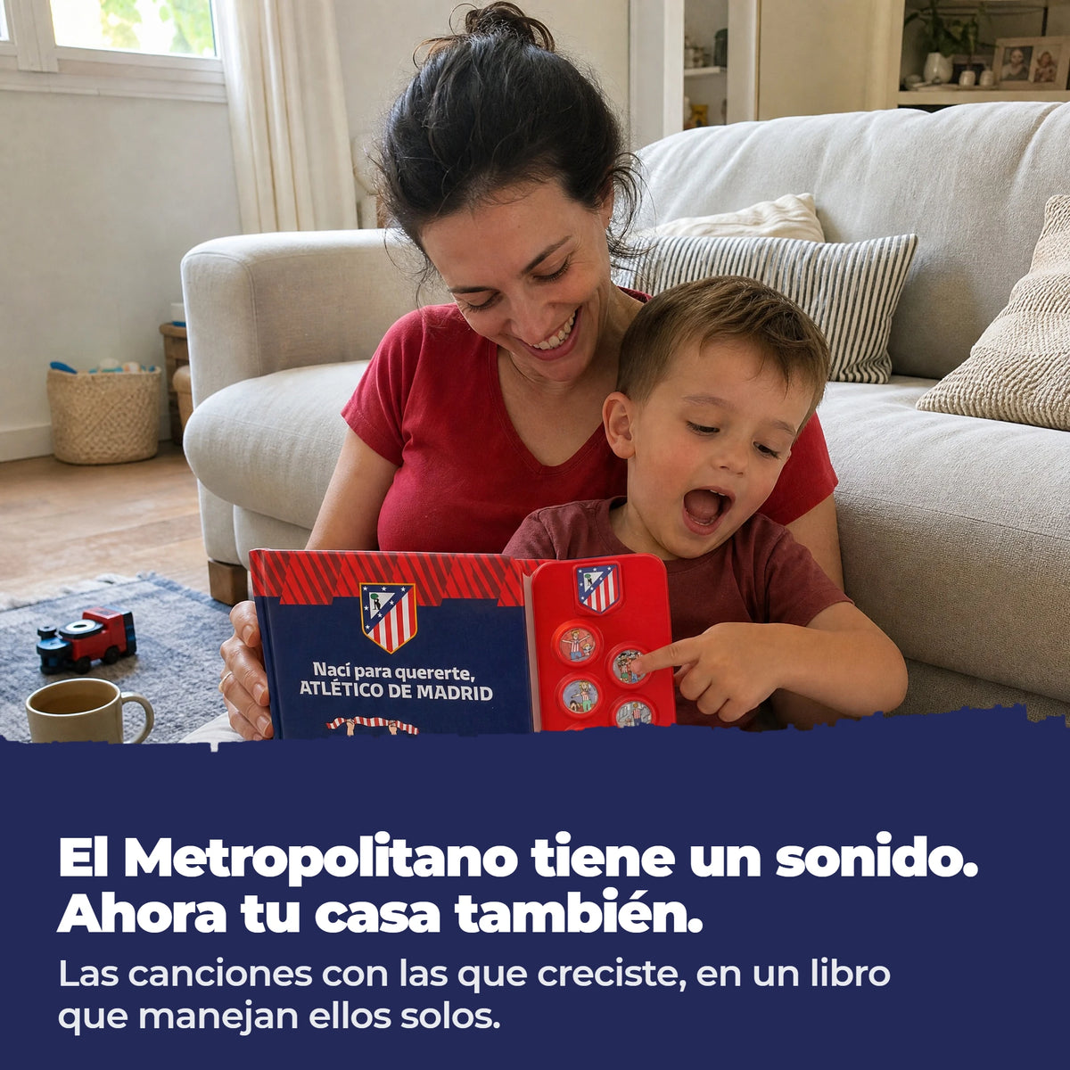Una mamma e il suo bambino sul tappeto cantano insieme sul libro sonoro dell'Atlético de Madrid aperto, il dito del bambino su uno dei pulsanti.