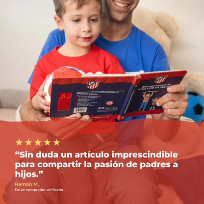 Un padre y su hijo leyendo juntos el Libro Musical del Atlético de Madrid, sobre una reseña de cinco estrellas de un comprador verificado.