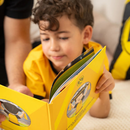 Ein Kind liest sein personalisiertes BVB-Buch zu Hause.