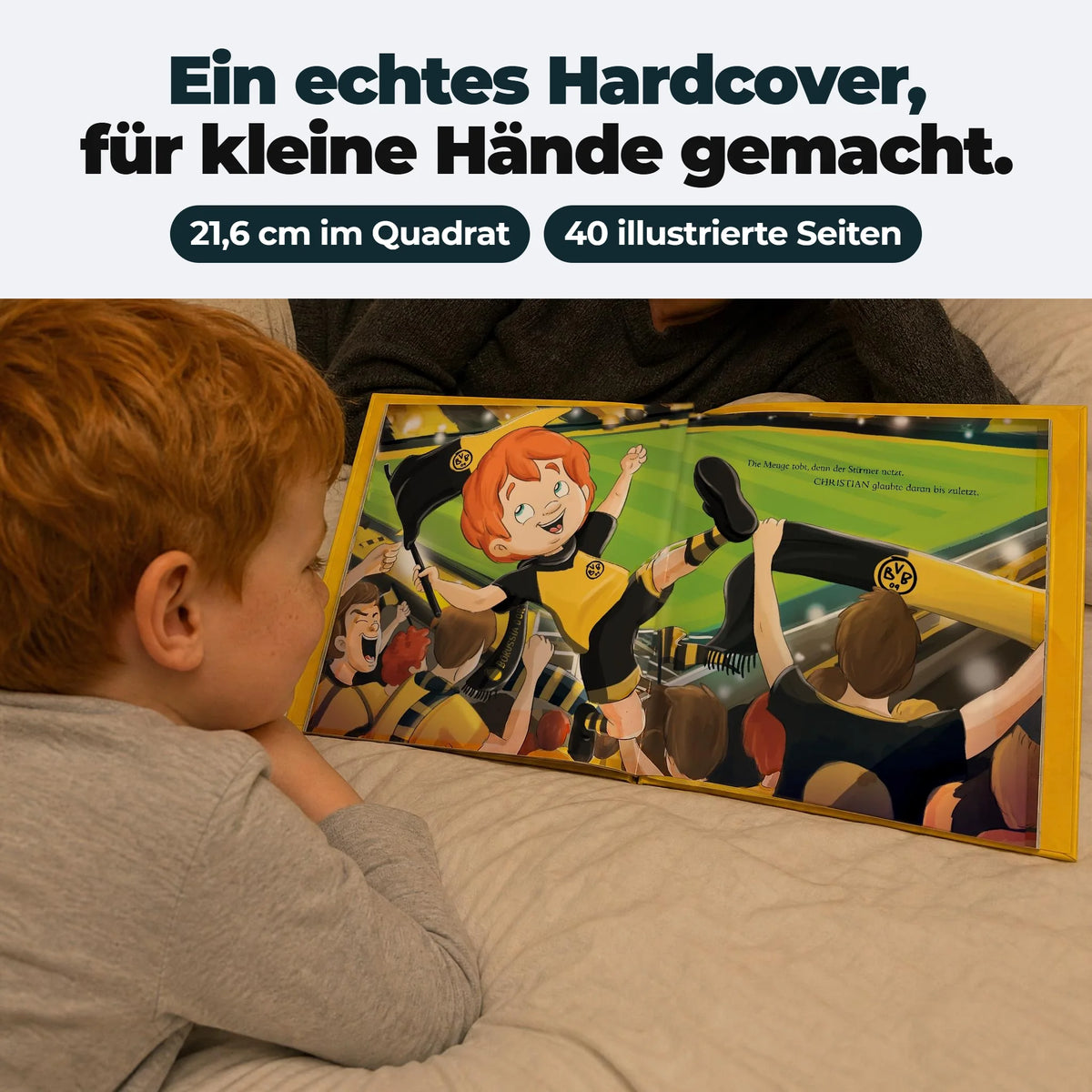 Un bambino sdraiato sul letto legge il suo Libro Personalizzato del Borussia Dortmund, aperto sulla pagina dei festeggiamenti.