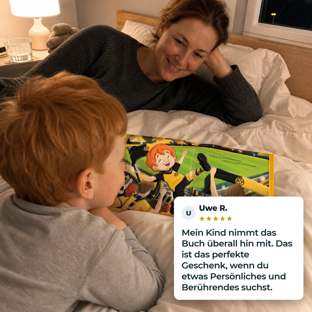 Una madre e suo figlio leggono insieme il Libro Personalizzato del Borussia Dortmund, con una recensione a cinque stelle di un cliente.