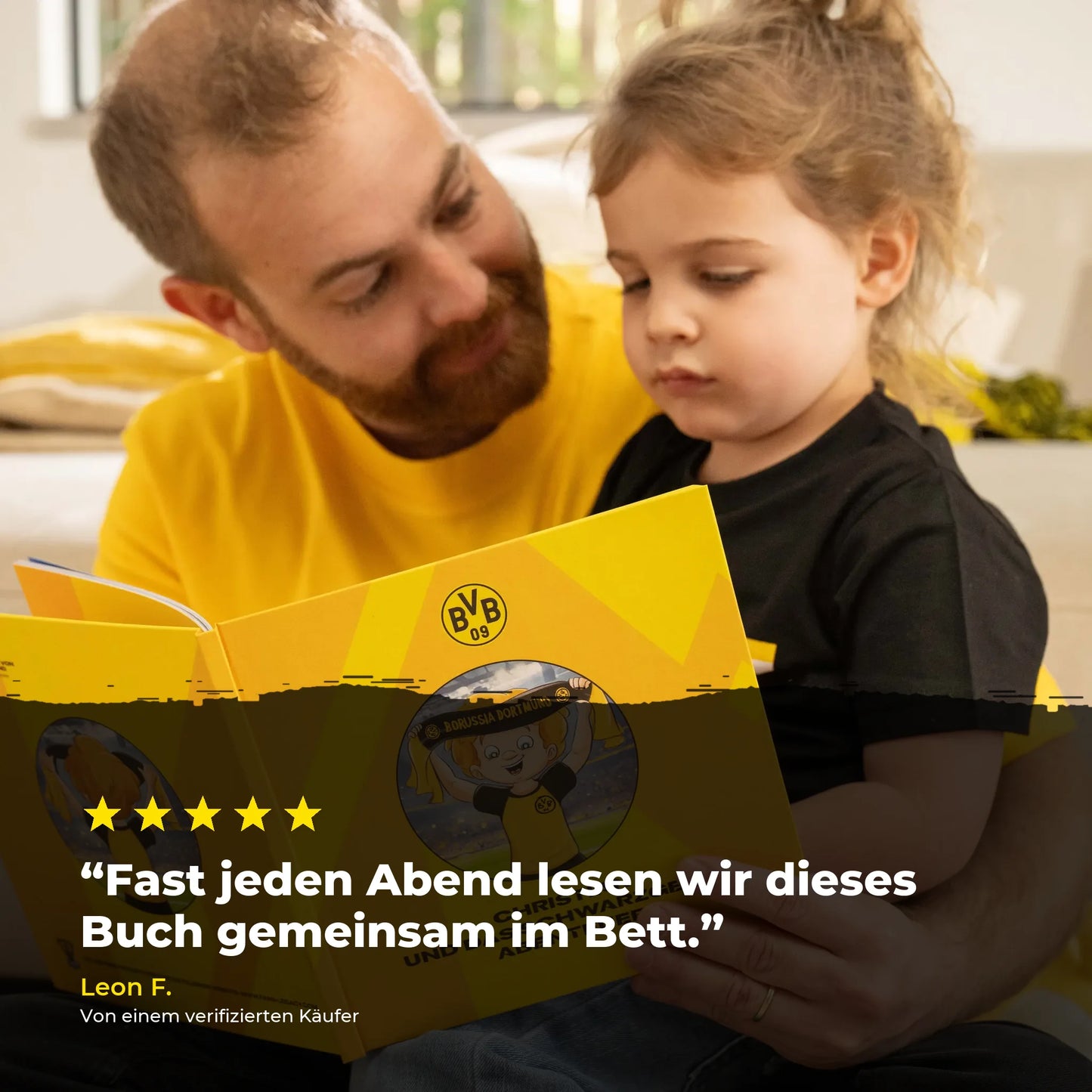 Ein Vater liest mit seiner Tochter das personalisierte BVB-Buch, darüber eine Fünf-Sterne-Bewertung.