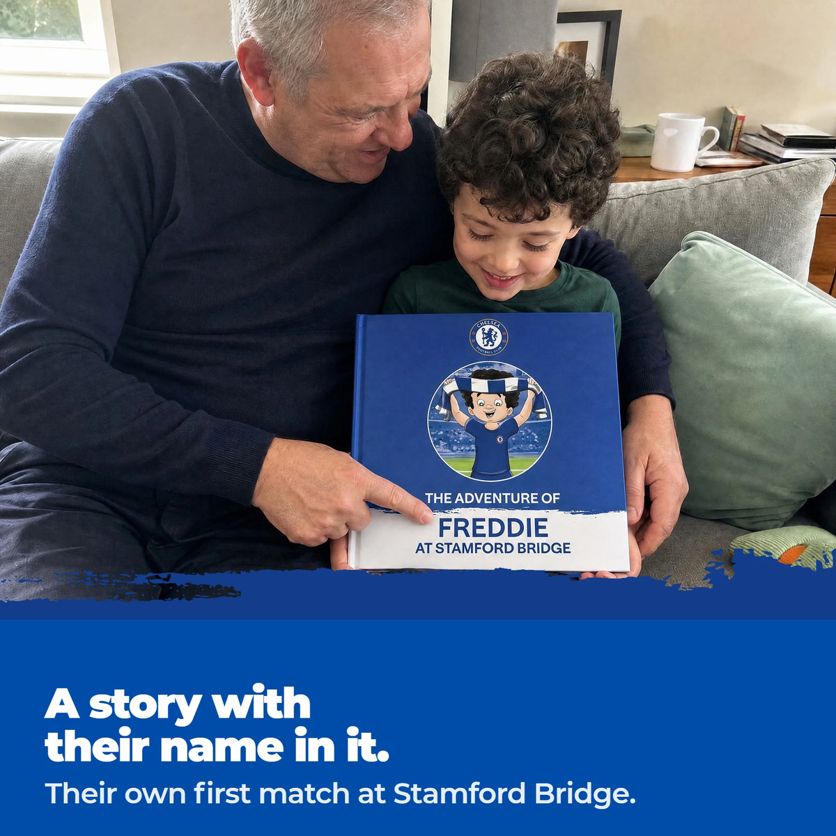 Un nonno e il nipote sul divano: il nonno indica il nome del bambino stampato sulla copertina del Libro Personalizzato del Chelsea FC.