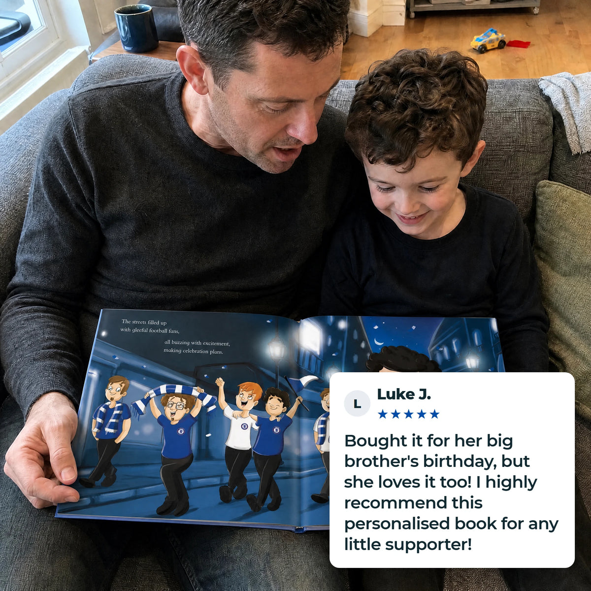 Un adulto e un bambino leggono insieme il Libro Personalizzato del Chelsea FC, con una recensione a cinque stelle di un cliente.