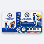 Das Chelsea-FC-Soundbuch und das Chelsea-FC-Klavierbuch zusammen, das Soundbuch steht vor dem Klavierbuch.