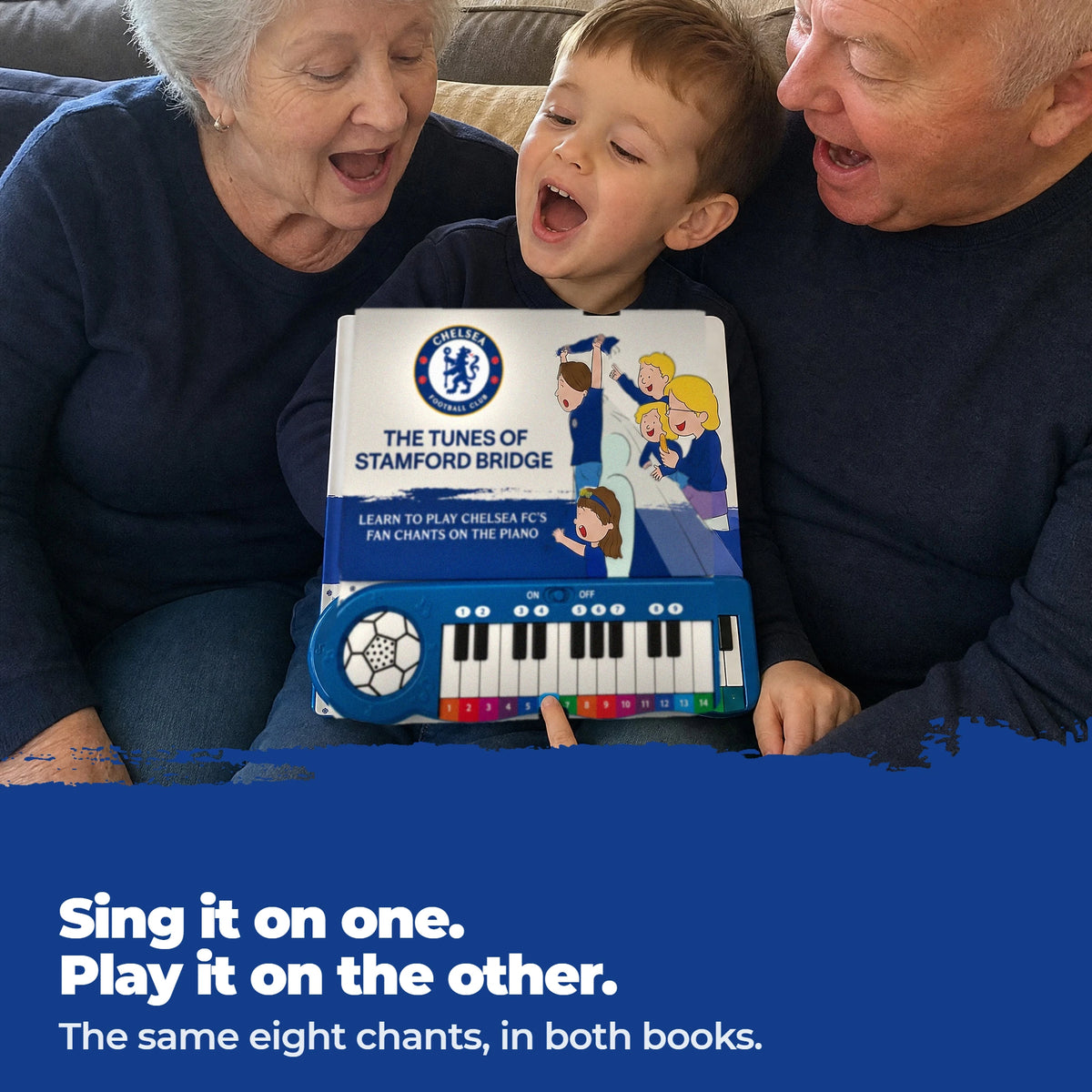 Eine Familie singt zusammen auf dem Sofa; ein Kind spielt auf dem Chelsea-FC-Klavierbuch.