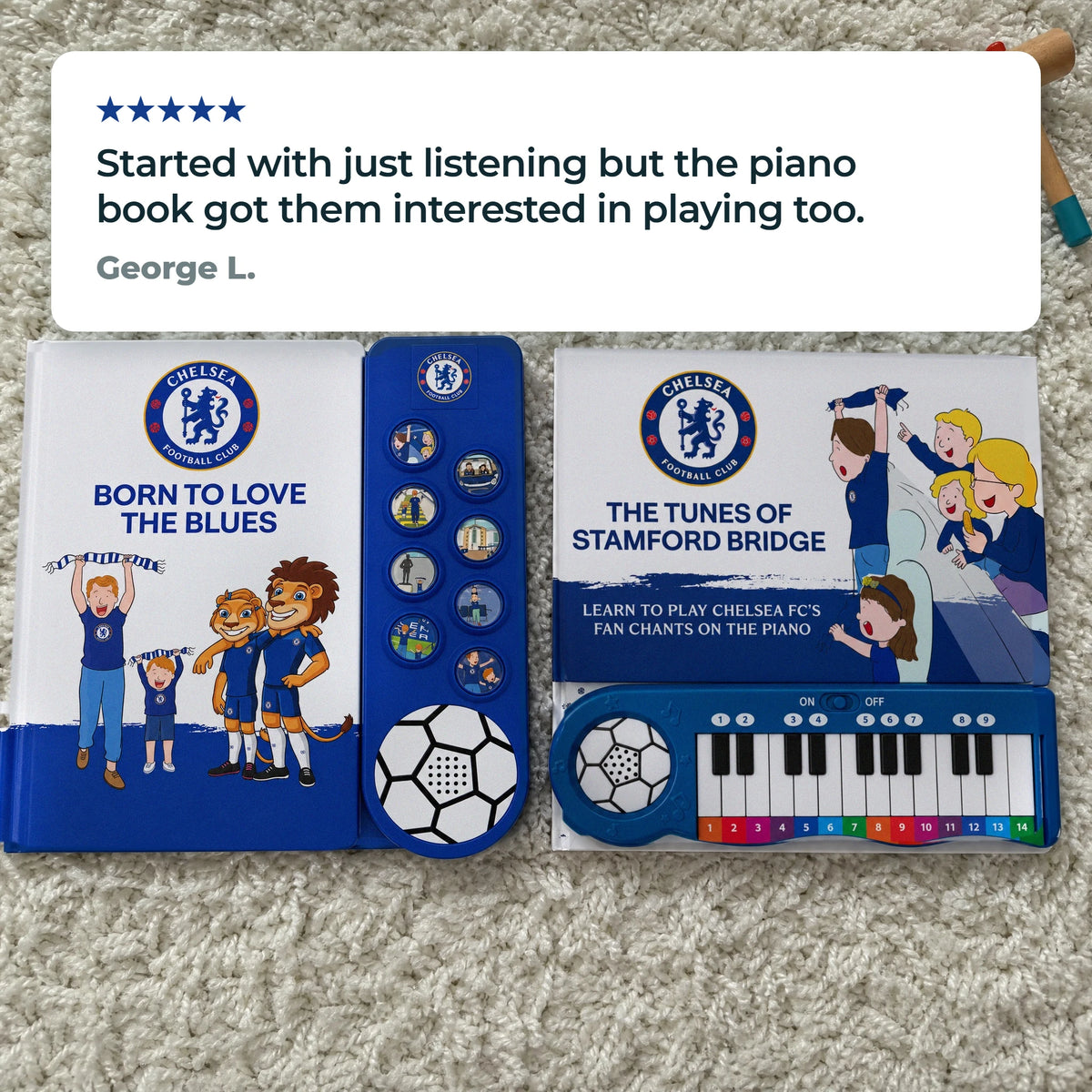 Das Chelsea-FC-Soundbuch und das Klavierbuch zusammen auf einem Teppich zu Hause, dazu eine Fünf-Sterne-Kundenbewertung.