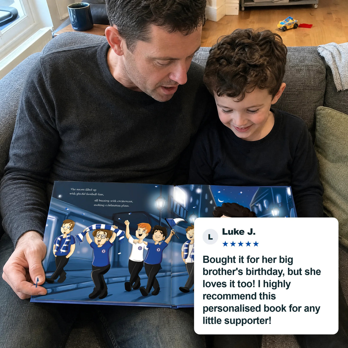 Un padre e suo figlio leggono insieme il Libro Personalizzato del Chelsea, con una recensione a cinque stelle di un cliente.