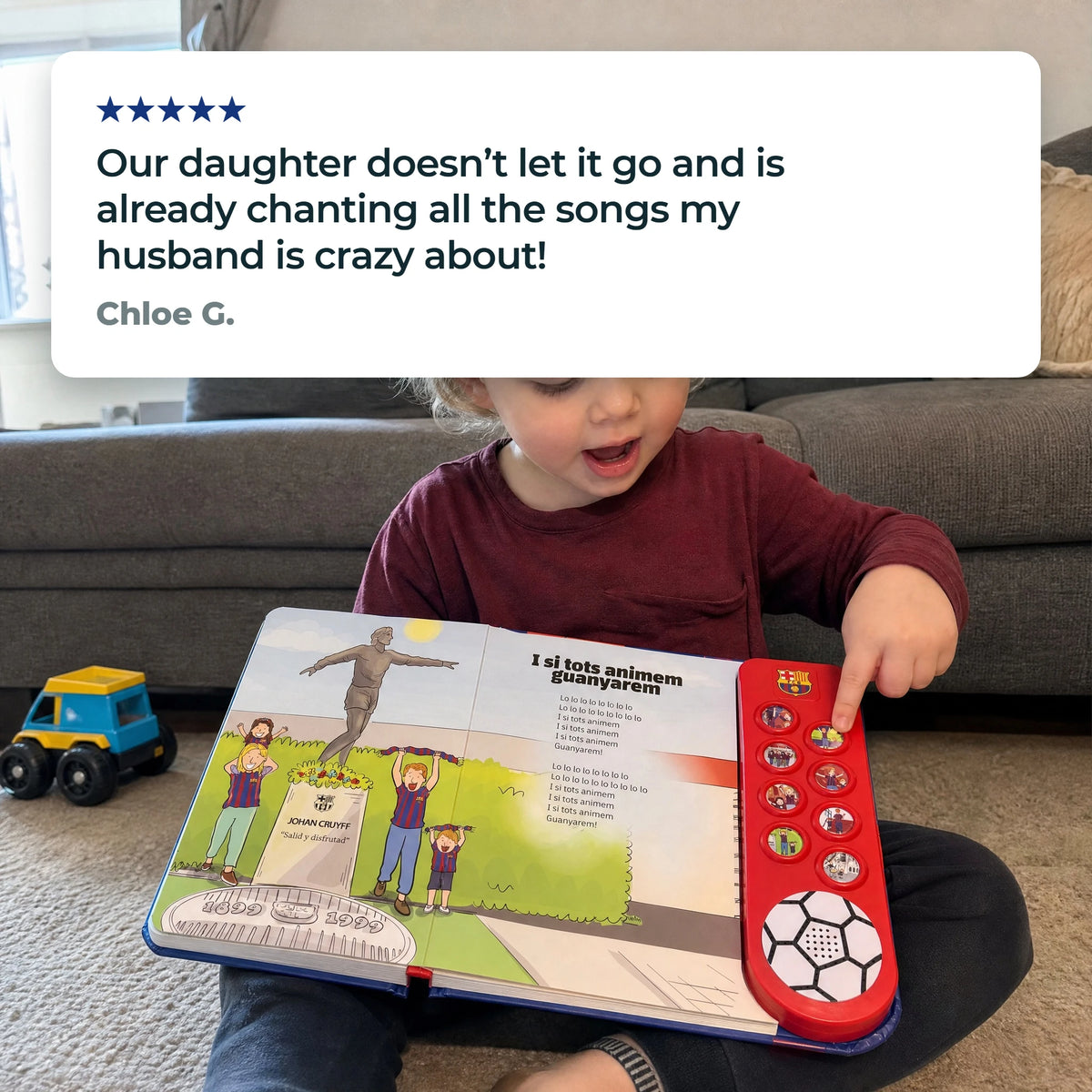 Un niño con el libro musical del FC Barcelona abierto sobre el regazo, con la yema del dedo en uno de los botones de sonido, junto a una reseña de cinco estrellas de un cliente.