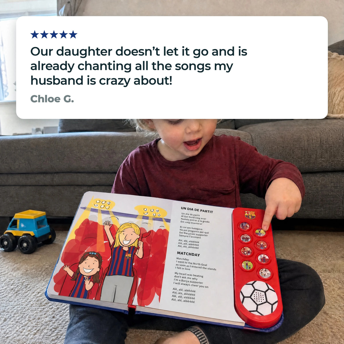 Un bambino con l'edizione in inglese del libro sonoro dell'FC Barcelona aperta su Matchday sulle ginocchia, un dito su un pulsante, accanto a una recensione a cinque stelle di un cliente.