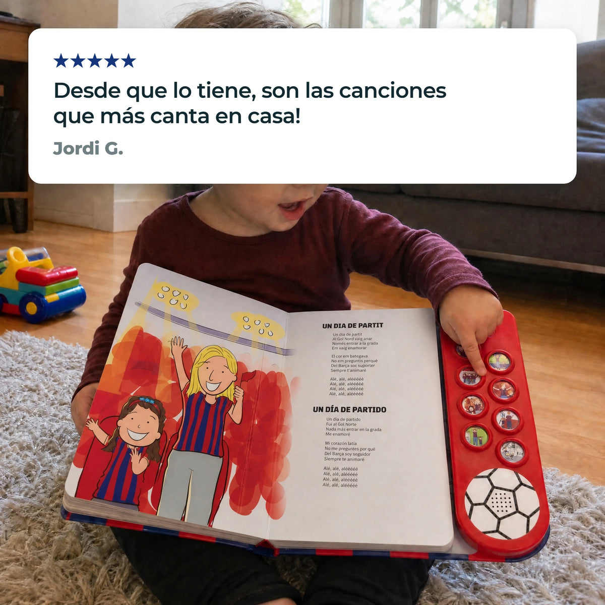 Un bambino con l'edizione in spagnolo del libro sonoro dell'FC Barcelona aperta su Un día de partido sulle ginocchia, un dito su un pulsante, accanto a una recensione a cinque stelle di un cliente in spagnolo.