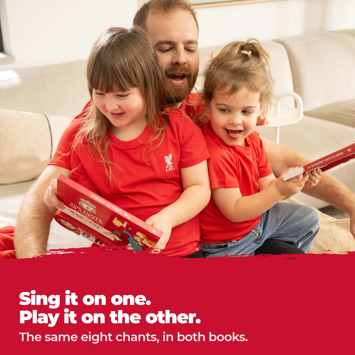 Un papà canta sul divano con le sue due figlie che ridono; una di loro suona il Libro di Pianoforte del Liverpool FC.