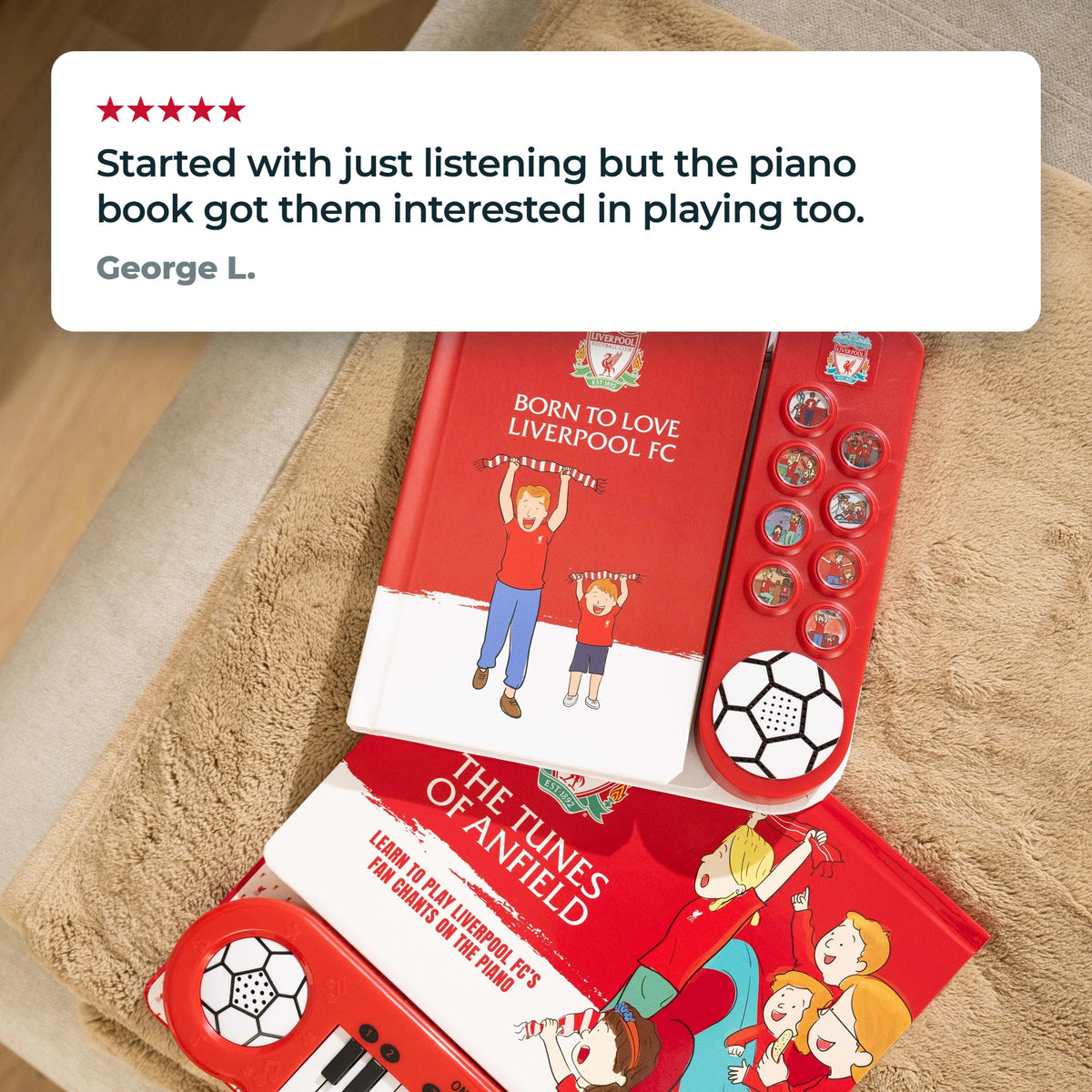 Il libro sonoro e il Libro di Pianoforte del Liverpool FC insieme su un tappeto di casa, con una recensione a cinque stelle di un cliente.