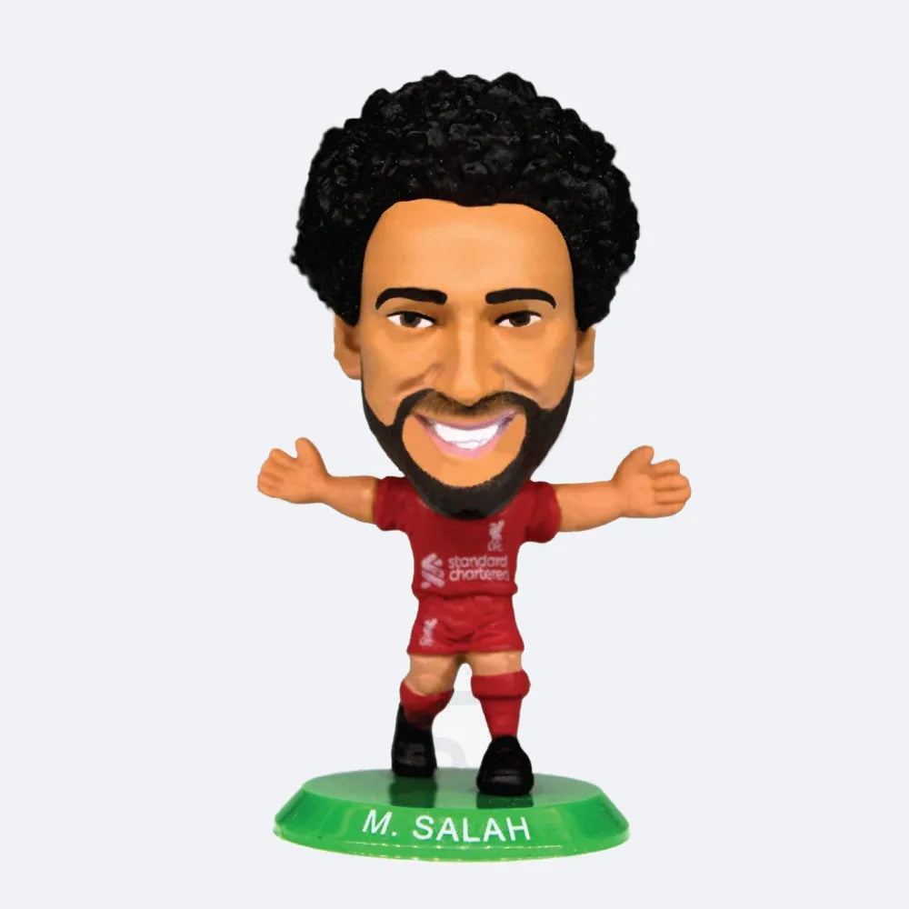 SoccerStarz Minifigur von Mohamed Salah im Heimtrikot des Liverpool FC, stehend auf grauem Grund