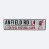 Metallschild des Liverpool FC mit der Straßenaufschrift Anfield Rd L4 und dem Vereinswappen, auf grauem Grund
