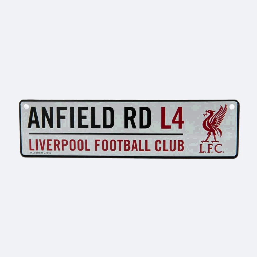 Metallschild des Liverpool FC mit der Straßenaufschrift Anfield Rd L4 und dem Vereinswappen, auf grauem Grund