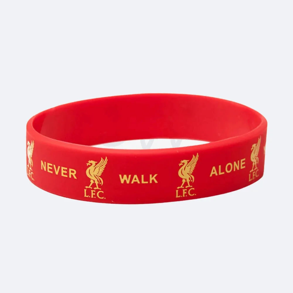 Rotes Silikonarmband des Liverpool FC mit dem Schriftzug Never Walk Alone, auf grauem Grund