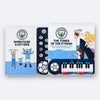 Il libro sonoro e il Libro di Pianoforte del Manchester City insieme, con il libro sonoro in piedi davanti al Libro di Pianoforte.