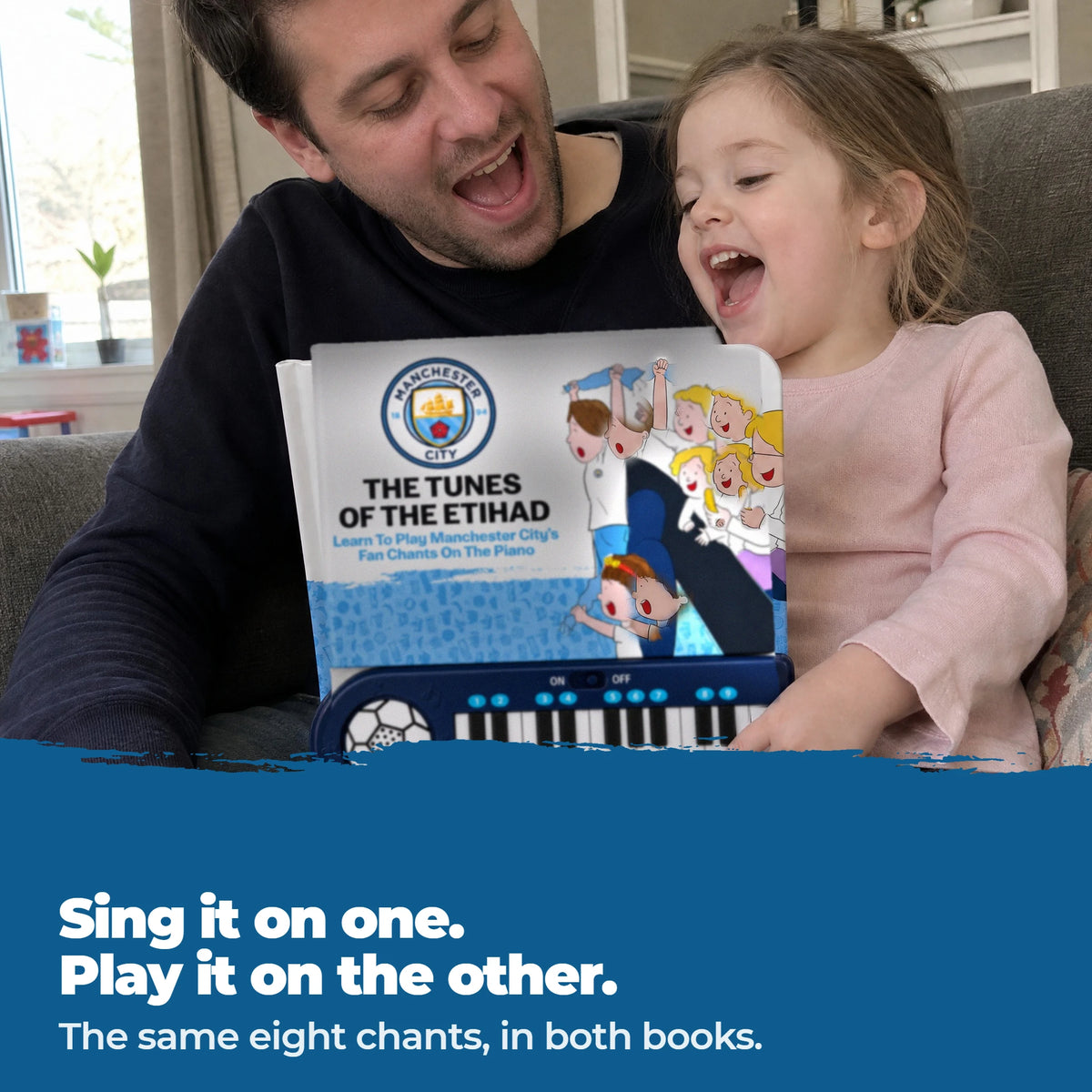 Una famiglia canta insieme sul divano; un bambino suona il Libro di Pianoforte del Manchester City.