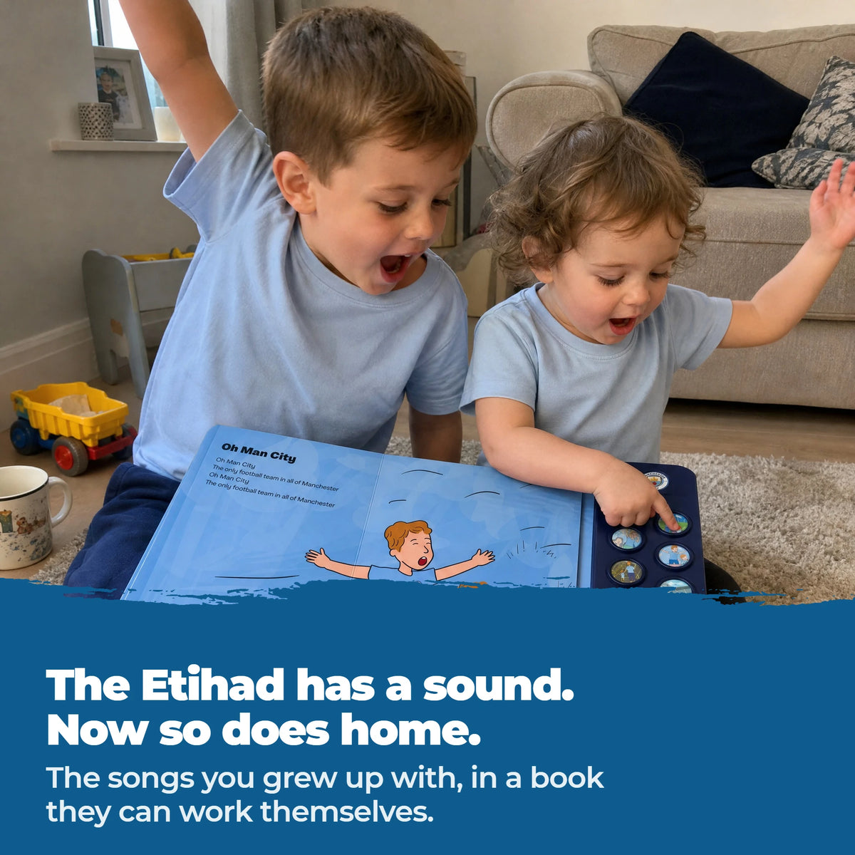 Zwei kleine Kinder nebeneinander auf einem Teppich in schlichten hellblauen Oberteilen, singend über dem aufgeschlagenen Manchester City Sound Book auf ihrem Schoß, der Finger des jüngeren auf einer Soundtaste.
