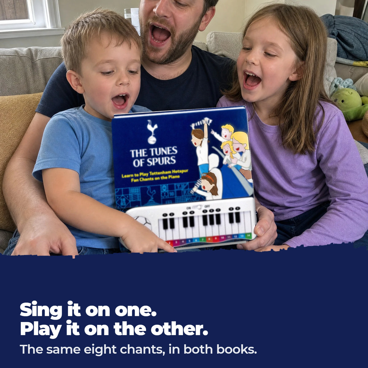 Una famiglia canta insieme sul divano; un bambino suona il Libro di Pianoforte del Tottenham Hotspur.