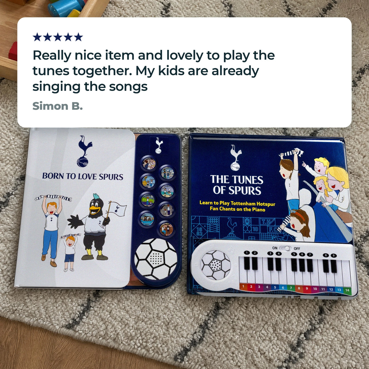 Il libro sonoro e il Libro di Pianoforte del Tottenham Hotspur insieme su un tappeto di casa, con una recensione a cinque stelle di un cliente.