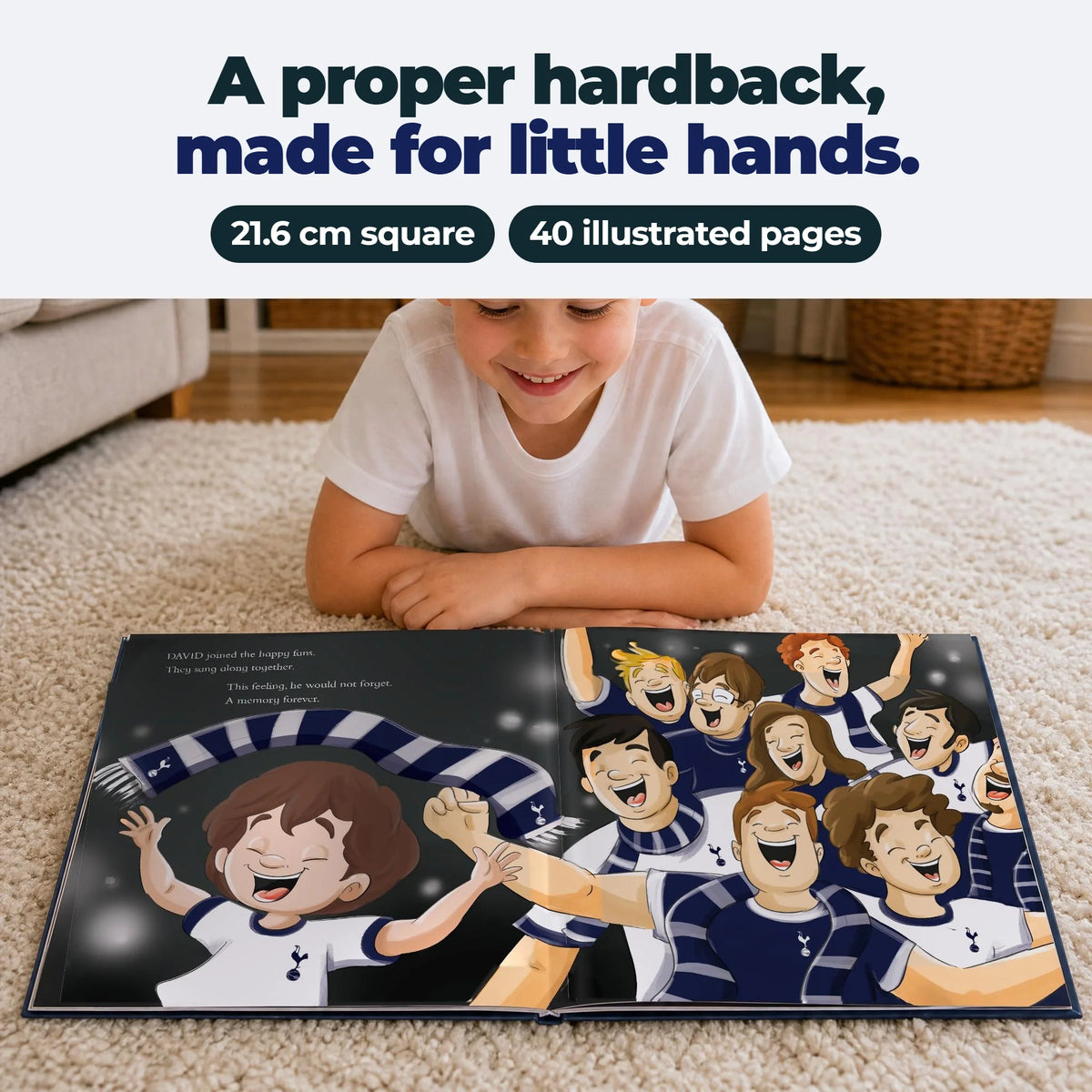 Un bambino sdraiato sul tappeto legge il suo Libro Personalizzato del Tottenham Hotspur, aperto sulla pagina dei festeggiamenti.
