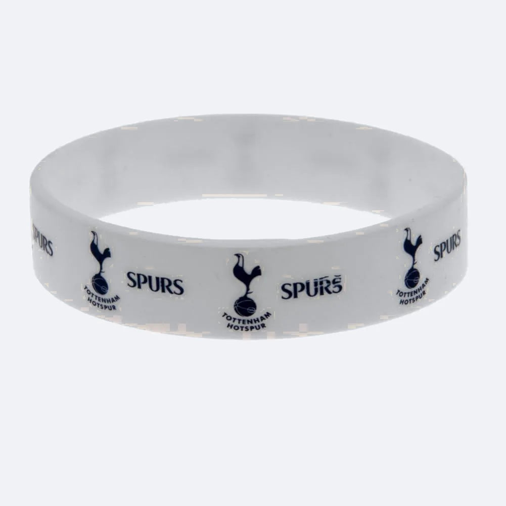 Weißes Silikonarmband von Tottenham Hotspur mit dem Hahn-Wappen und dem Schriftzug Spurs, auf grauem Grund