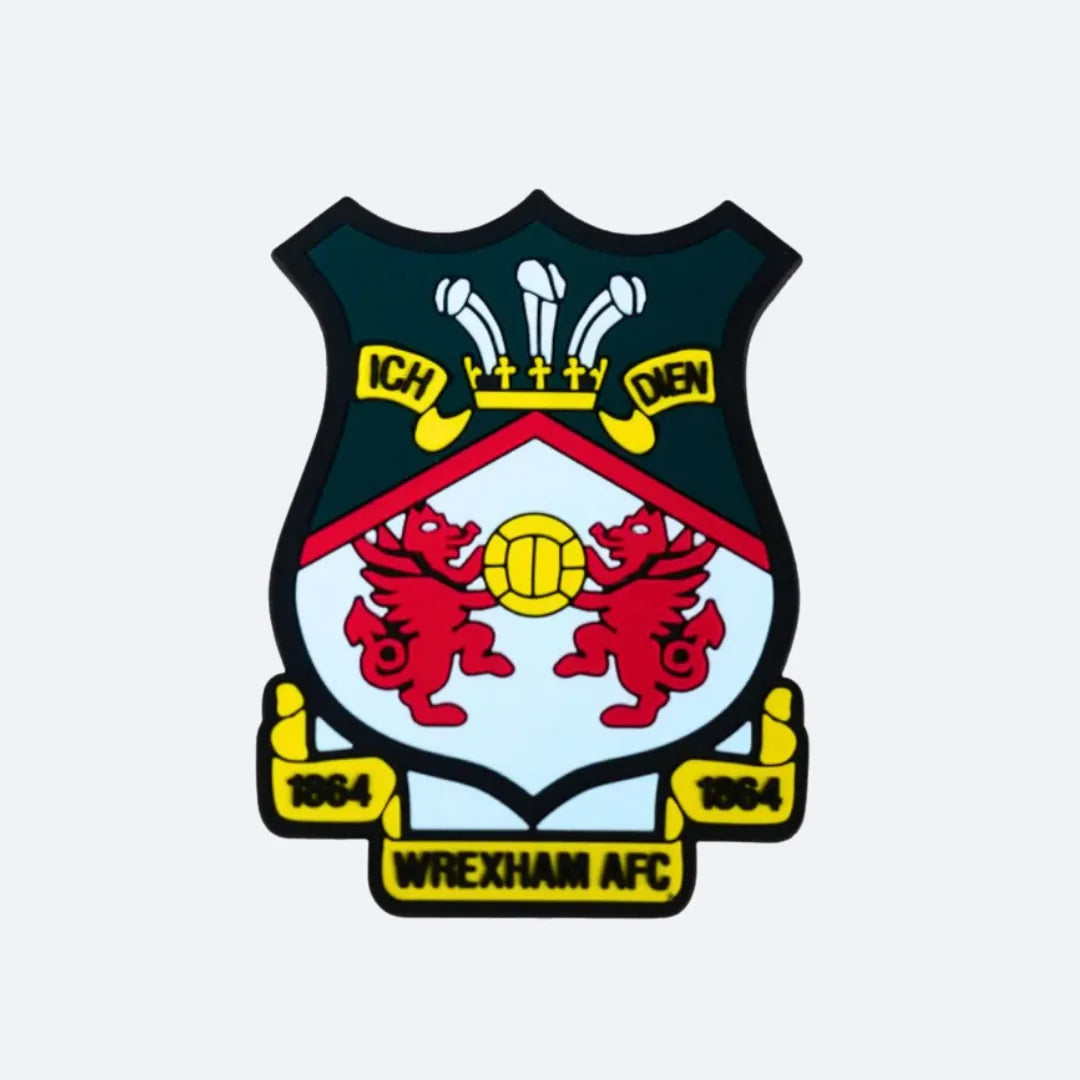 Wappen-Magnet von Wrexham AFC mit dem walisischen Drachen und der Jahreszahl 1864, auf grauem Grund