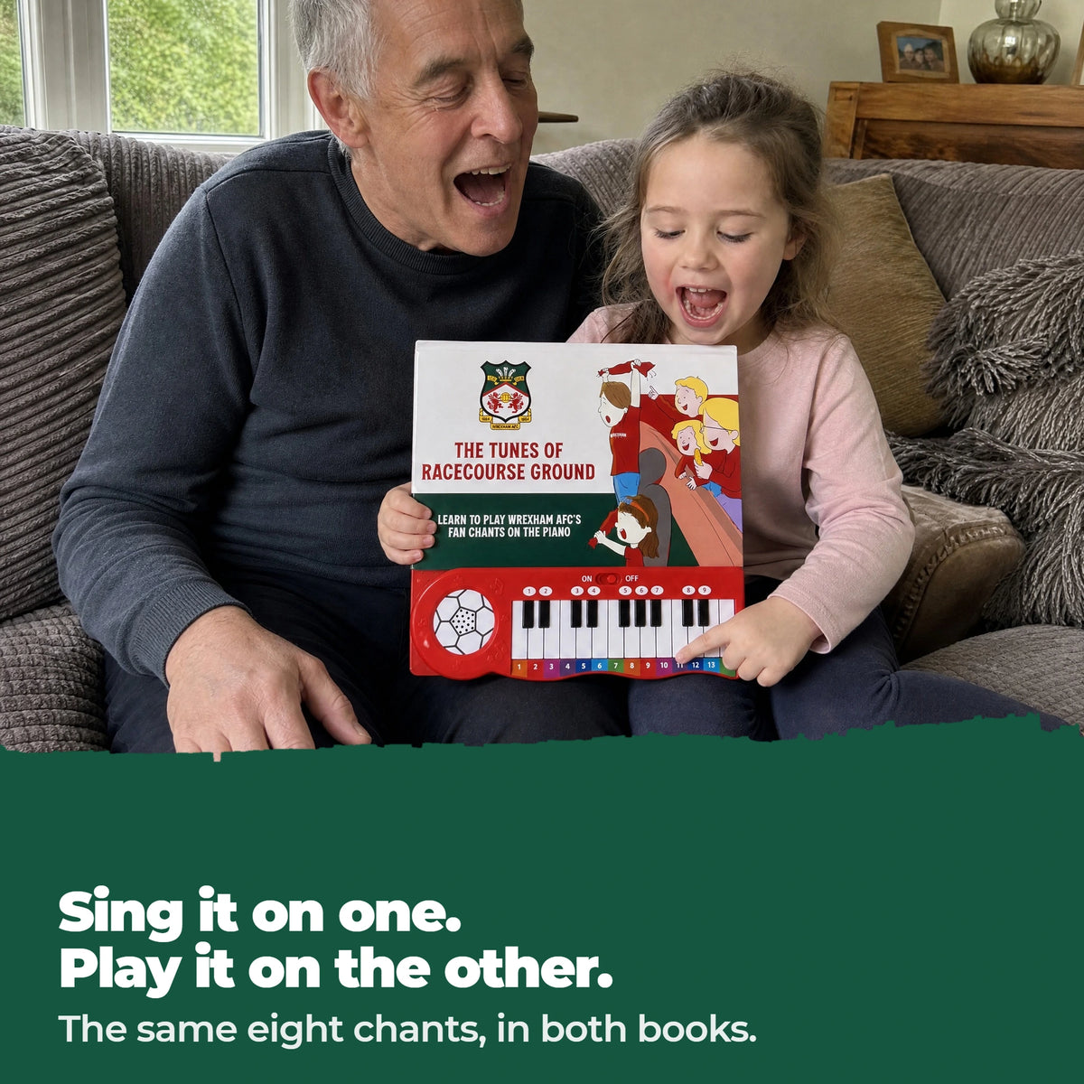 Una famiglia canta insieme sul divano; un bambino suona il Libro di Pianoforte del Wrexham AFC.