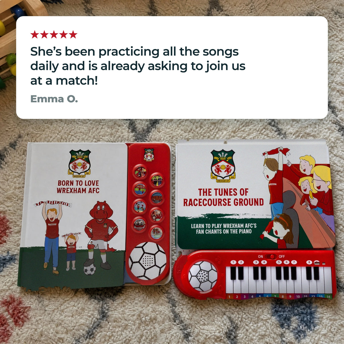 Il libro sonoro e il Libro di Pianoforte del Wrexham AFC insieme su un tappeto di casa, con una recensione a cinque stelle di un cliente.