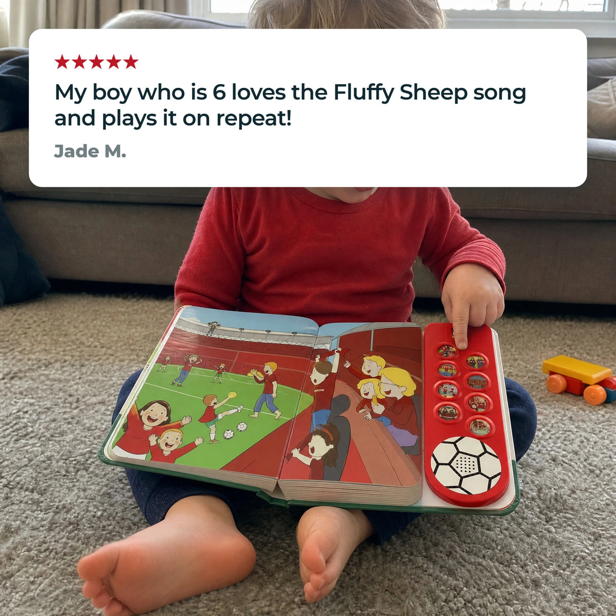 Un bambino con il libro sonoro del Wrexham AFC aperto sulle ginocchia, un dito su uno dei pulsanti, accanto a una recensione a cinque stelle di un cliente.